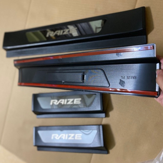 Ốp bậc cửa, nẹp bước chân NGOÀI NHỰA 3D xe Toyota RAIZE 2018- 2024- Logo chữ 3D tráng gương XỊN- Hàng cao cấp_2CAR