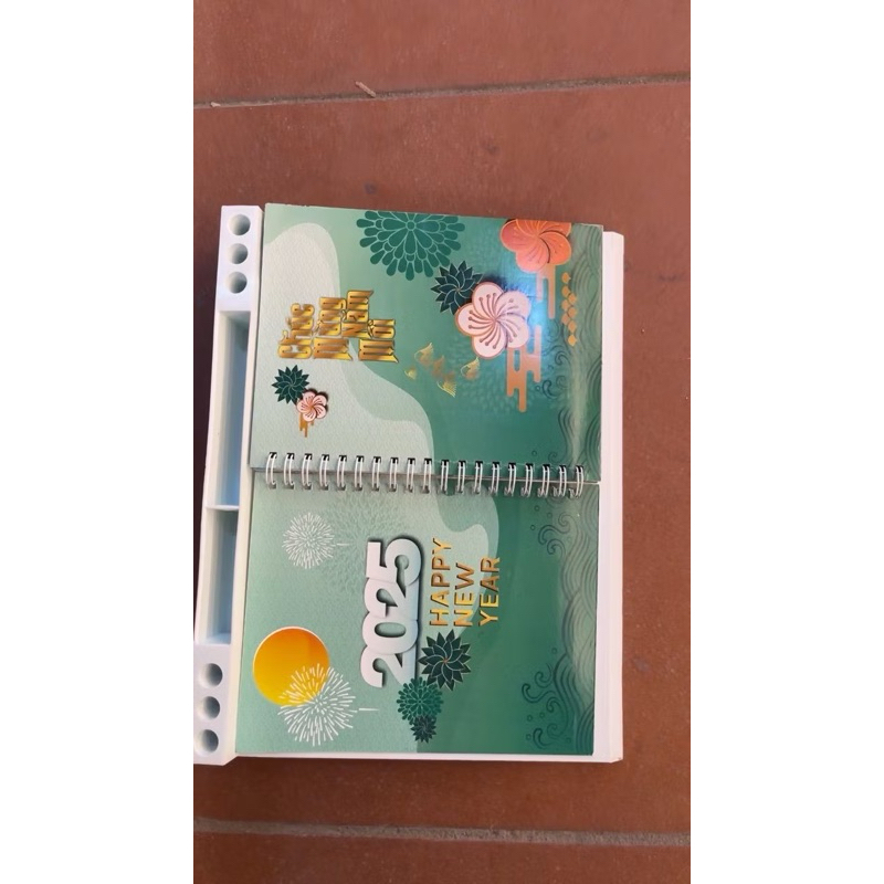 LỊCH BÀN ĐẾ NHỰA LÒ XO GIỮA NXB NGÂN HÀ - VPP QUỐC HUY.