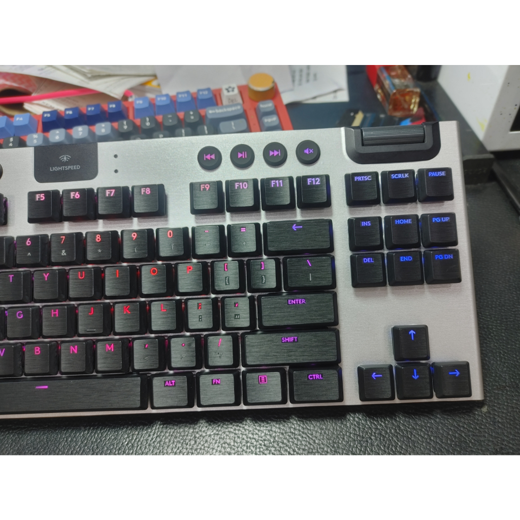 Skin dán phím Logitech G915 Wireless Y-R0069 mẫu vân xước | Cắt hở chữ | Xuyên LED