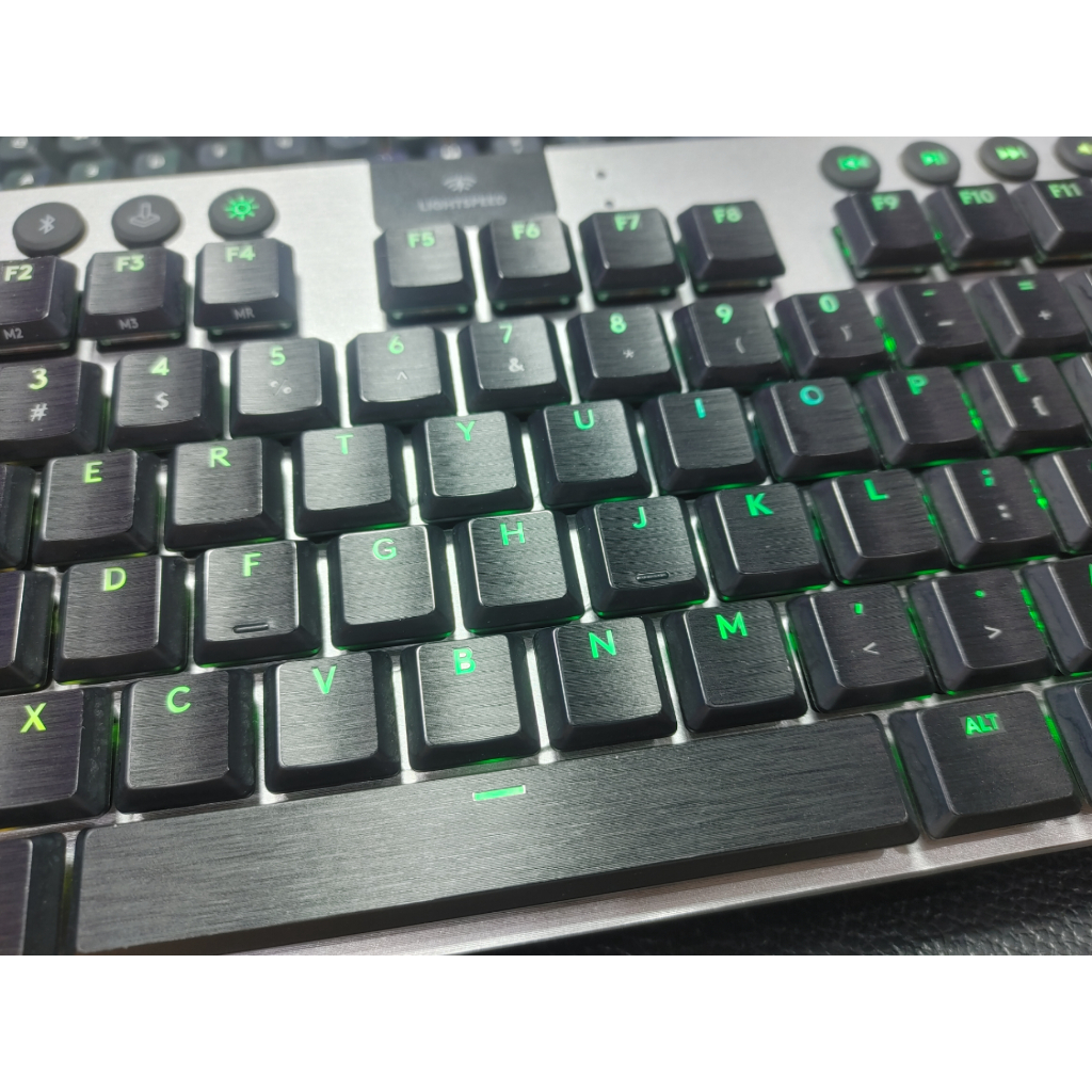 Skin dán phím Logitech G915 Wireless Y-R0069 mẫu vân xước | Cắt hở chữ | Xuyên LED