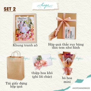 Set hộp quà khung ảnh hoa khô handmade tặng bạn cô dâu chú rể dịp đám cưới, mẫu hoa hồng nhẹ