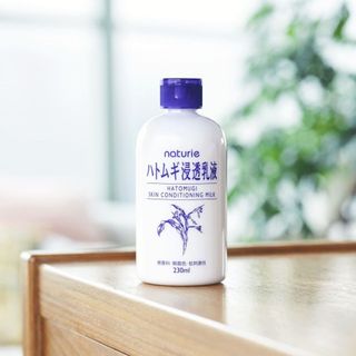 Sữa Dưỡng Ẩm Chiết Xuất Hạt Ý Dĩ Naturie Hatomugi Kem Dưỡng Ý Dĩ Dưỡng Da Mềm Mịn, Làm Mờ Nếp Nhăn Nhật Bản (230ml)