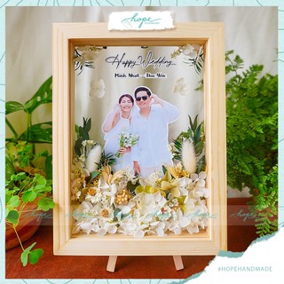 Set hộp quà khung ảnh hoa khô handmade tặng bạn cô dâu chú rể dịp đám cưới, mẫu trắng xanh