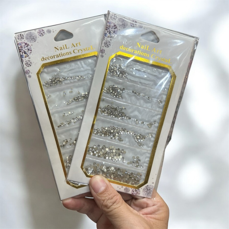 Set đá đính trắng 6 size. Dùng dán tóc, dán trang trí khi make up.