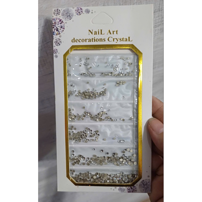 Set đá đính trắng 6 size. Dùng dán tóc, dán trang trí khi make up.