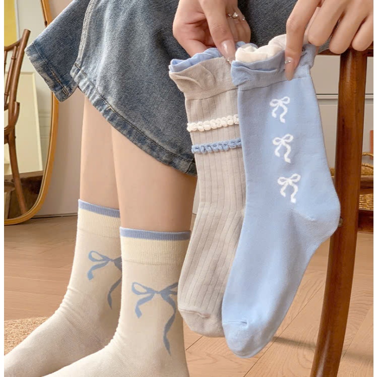 Vớ Tất nữ họa tiết nơ màu xanh, xám cổ cao phong cách trẻ trung, năng động.