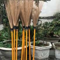 Chổi lười chổi làm từ cọng xương lá dừa cứng cáp dùng quét vệ sinh sân ...