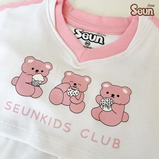 | SEUNKIDS | Bộ đồ bé gái áo croptop phối chân váy thể thao cotton 4 chiều hình 3 chú gấu set bé gái trắng hồng