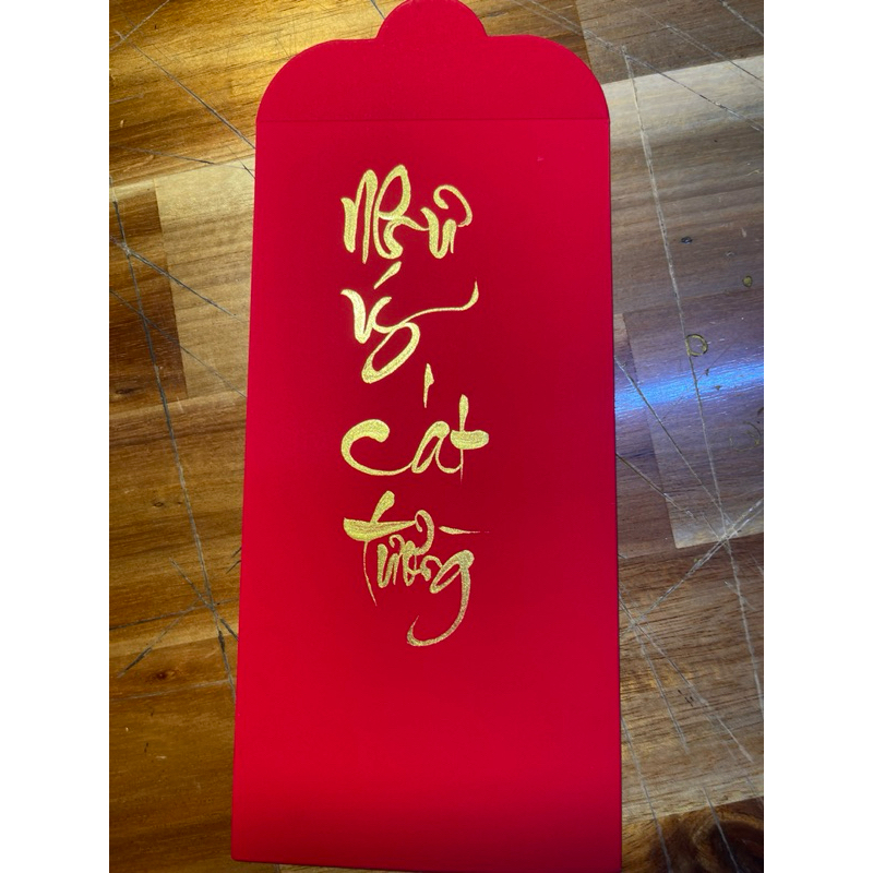 Bao lì xì tết viết thư pháp chữ theo yêu cầu, nét chữ nhũ sang trọng, mang lại may mắn cho ngày tết.