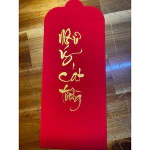 Bao lì xì tết viết thư pháp chữ theo yêu cầu, nét chữ nhũ sang trọng, mang lại may mắn cho ngày tết.