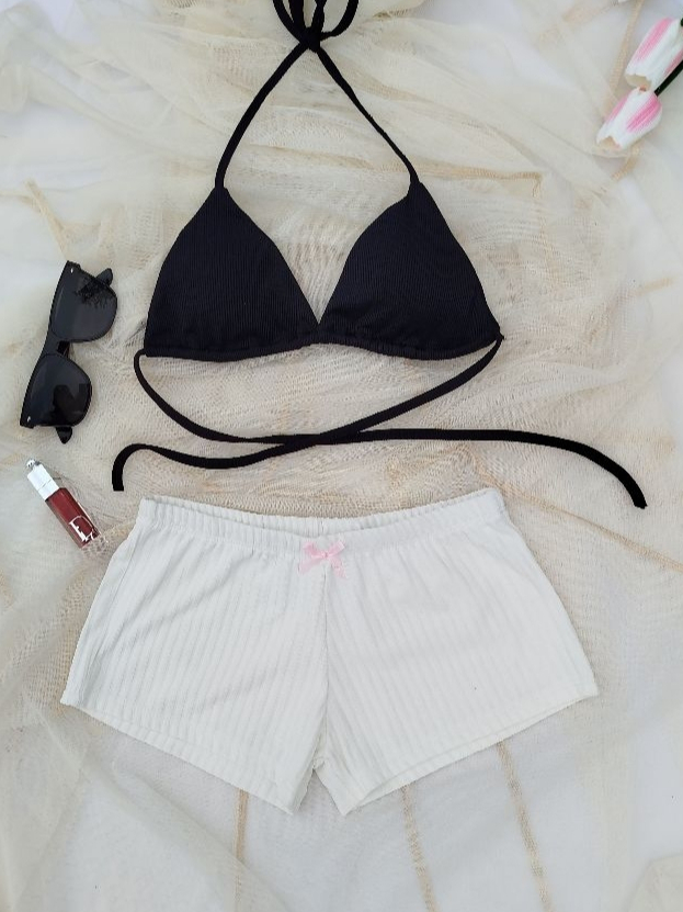 Short thun kết hợp cùng bikini