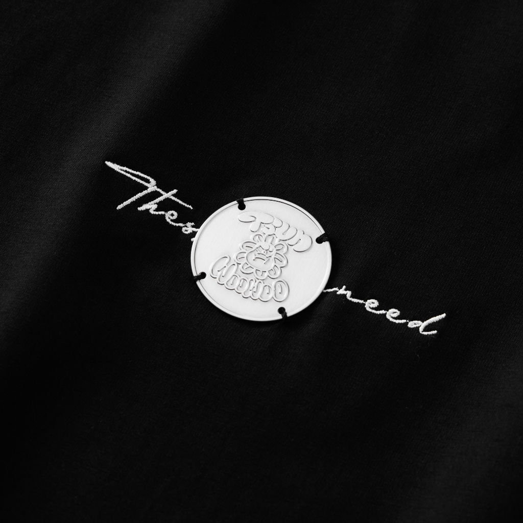Ảnh Áo Thun Basic Đơn Giản Đen Tag Logo Kim Loại - Brand TSUN Chính Hãng - Metal Woo Logo Black - Unisex 2