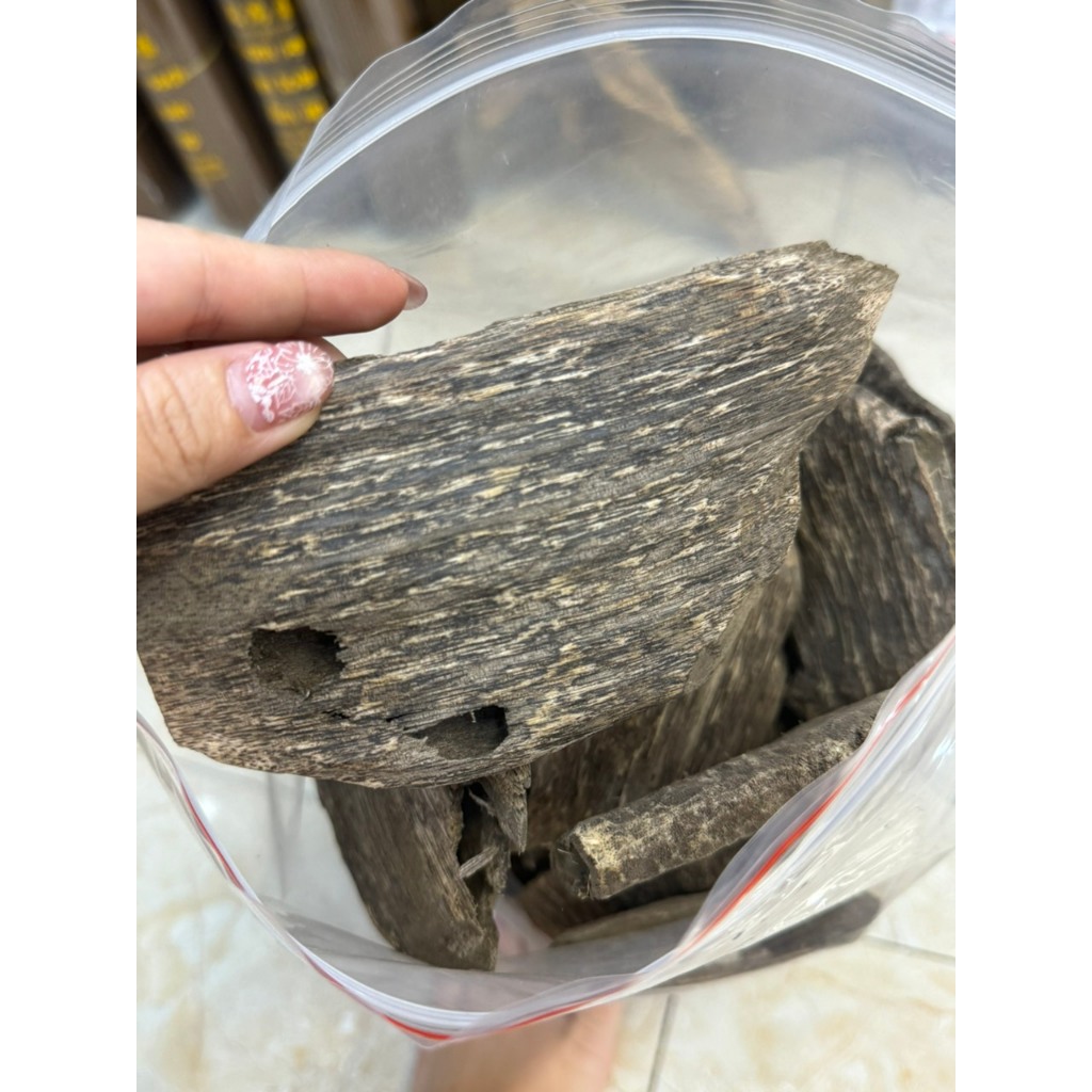 Trầm Hương Miếng Tự Nhiên 100gr Loại 1 (Giác Trầm Hương )