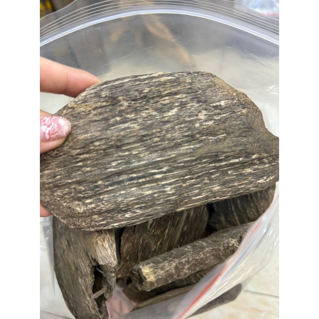 Trầm Hương Miếng Tự Nhiên 100gr Loại 1 (Giác Trầm Hương )