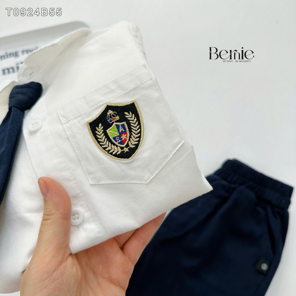Bộ sơ mi trắng dài tay phối quần kaki bé trai, set sơ mi đính tag huy hiệu (tặng kèm cavat) T0924B55