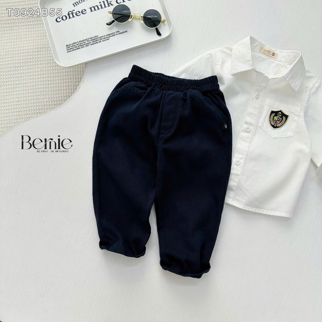 Bộ sơ mi trắng dài tay phối quần kaki bé trai, set sơ mi đính tag huy hiệu (tặng kèm cavat) T0924B55
