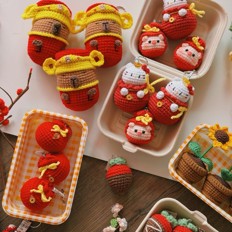 Móc Khoá Len Tết Thần Tài Mèo Capybara Chiêu Tài Lộc Hồng Bao Dễ Thương Handmade