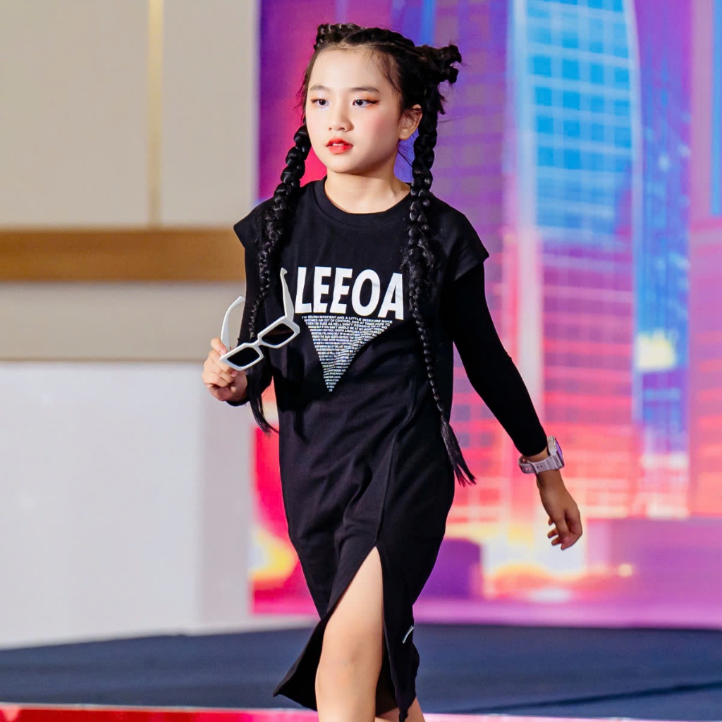 Đầm Maxxi bé gái, váy mùa hè cho bé JJ Kids in chữ LEEOA cá tính cho trẻ em 7,8,9,10,11,12 tuổi