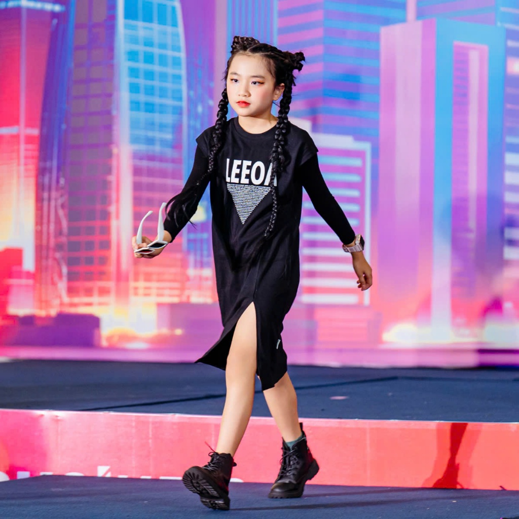 Đầm Maxxi bé gái, váy mùa hè cho bé JJ Kids in chữ LEEOA cá tính cho trẻ em 7,8,9,10,11,12 tuổi