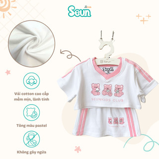 | SEUNKIDS | Bộ đồ bé gái áo croptop phối chân váy thể thao cotton 4 chiều hình 3 chú gấu set bé gái trắng hồng