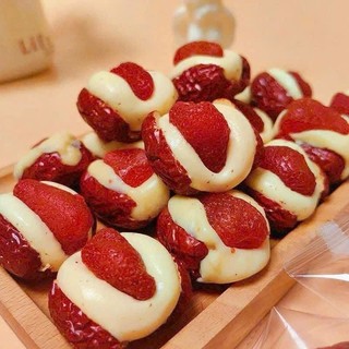 Hàng mới về- Ăn vặt healthy-Táo kẹp sữa lạc đà bọc dâu tây siêu ngon,Hot và mới.