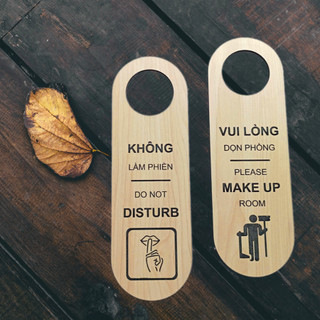 Thẻ treo cửa phòng khách sạn 2 mặt, Bảng không làm phiền, thông báo dọn phòng bằng gỗ khắc laser