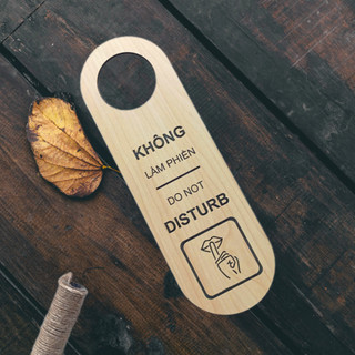 Thẻ treo cửa phòng khách sạn 2 mặt, Bảng không làm phiền, thông báo dọn phòng bằng gỗ khắc laser