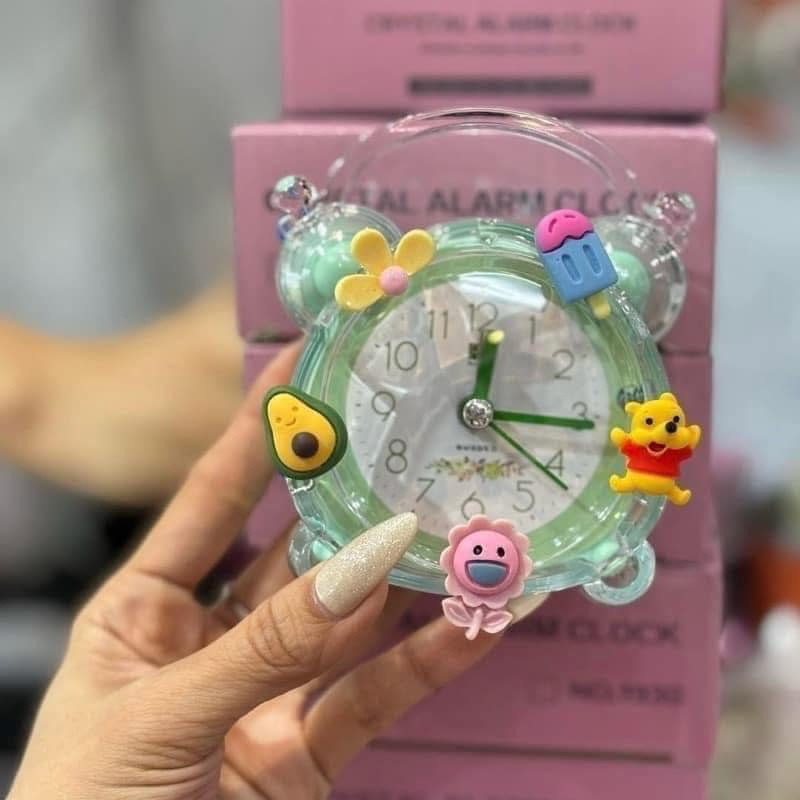 ĐỒNG HỒ BÁO THỨC VIỀN TRONG GẮN STICKER SIÊU YÊU CHO BÉ