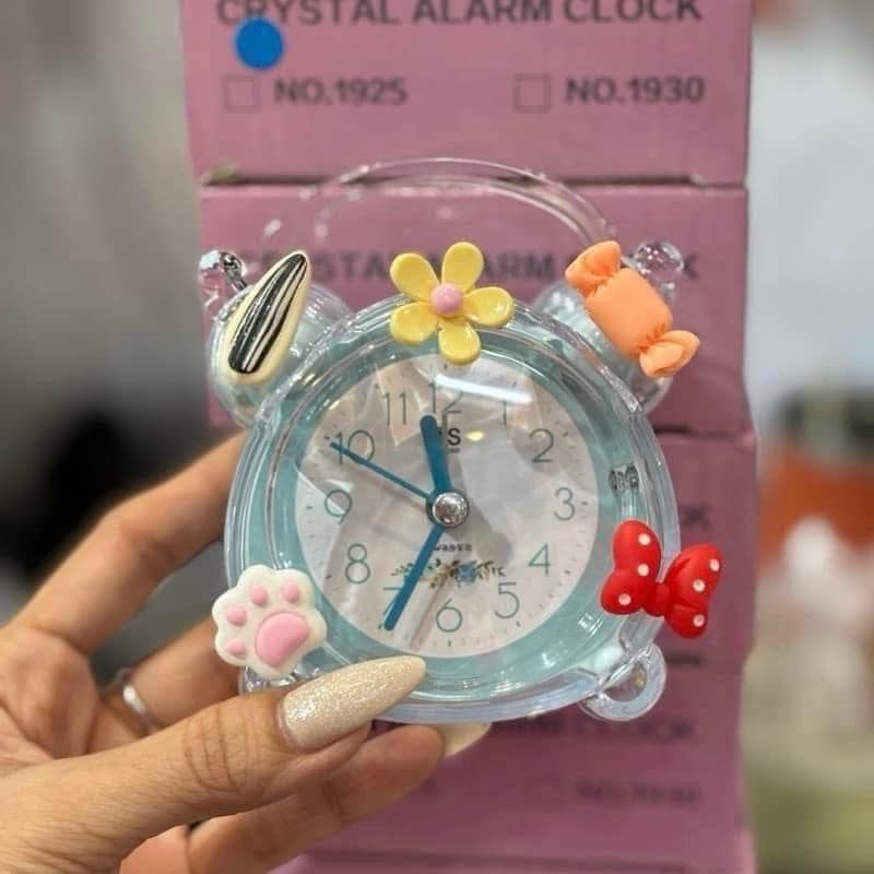ĐỒNG HỒ BÁO THỨC VIỀN TRONG GẮN STICKER SIÊU YÊU CHO BÉ