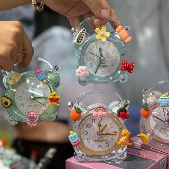 ĐỒNG HỒ BÁO THỨC VIỀN TRONG GẮN STICKER SIÊU YÊU CHO BÉ