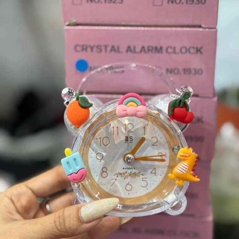 ĐỒNG HỒ BÁO THỨC VIỀN TRONG GẮN STICKER SIÊU YÊU CHO BÉ