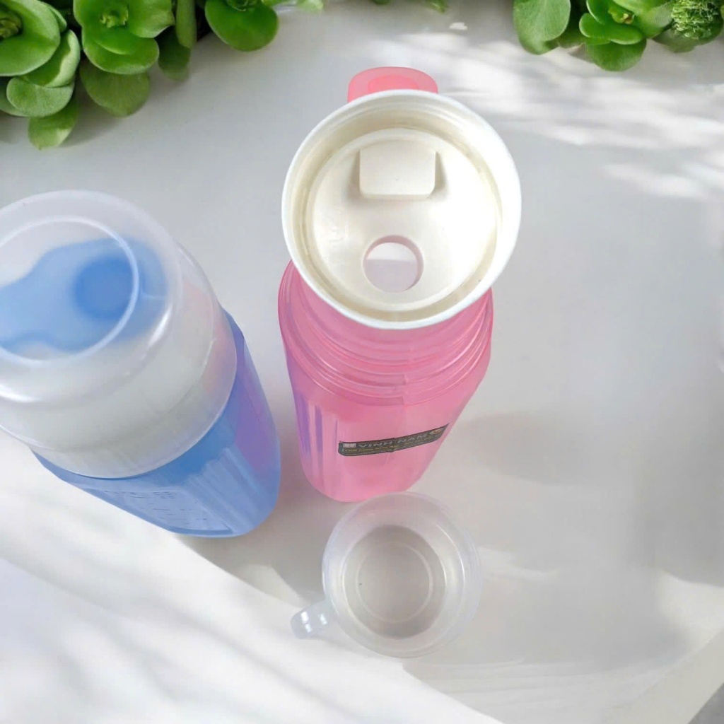 Bình Nước Siêu Sạch Kèm Ly Vinh Nam Plastic Đựng Nước An Toàn Cho Sức Khoẻ Dung Tích 1.2L Mã 205