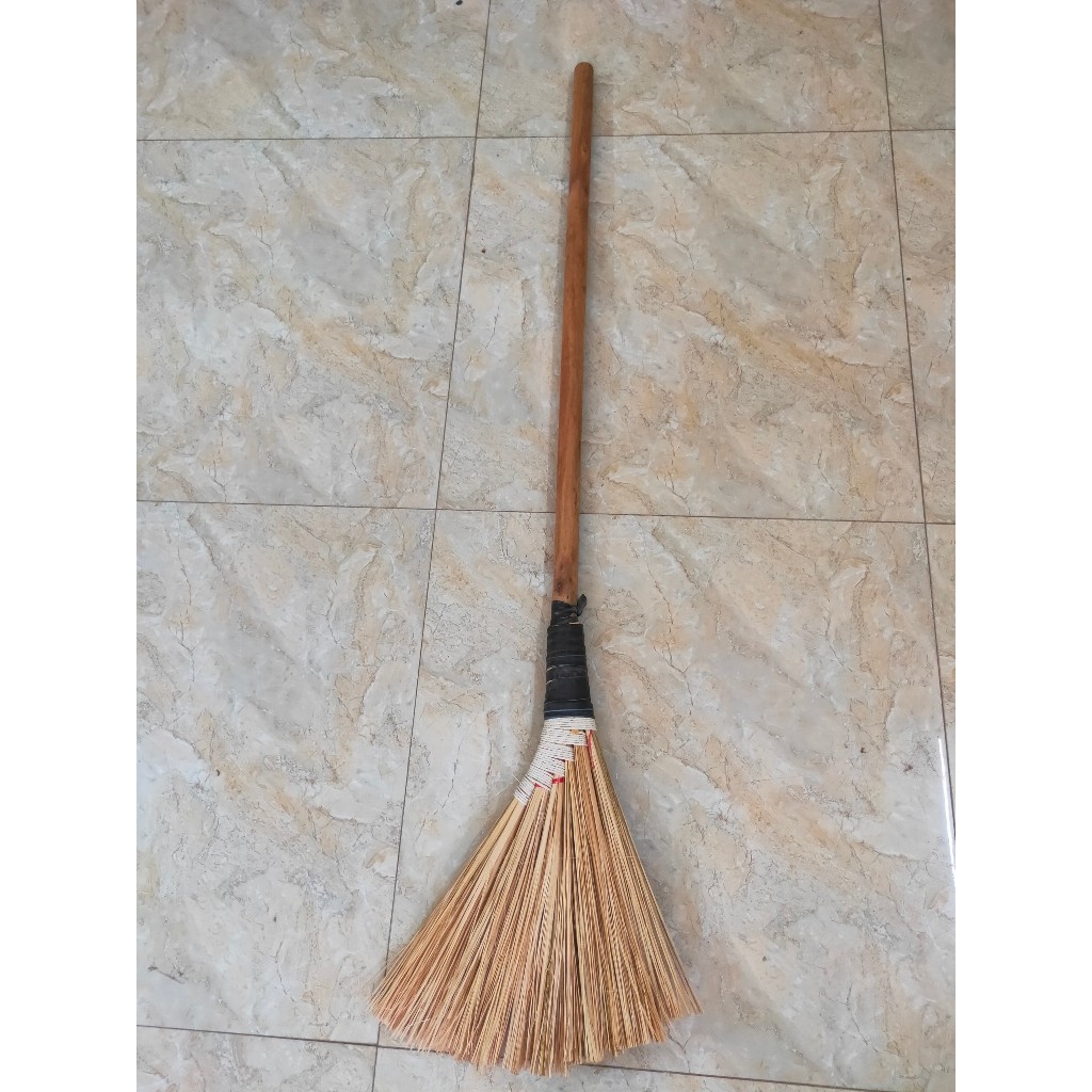 Chổi rễ quét sân vườn cán gỗ dài 140cm | Shopee Việt Nam