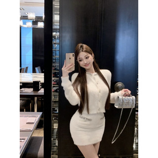 Set áo cardigan len lông viền đá kết hợp chân váy chữ A tôn dáng sang chảnh