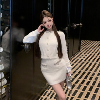 Set áo cardigan len lông viền đá kết hợp chân váy chữ A tôn dáng sang chảnh