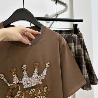 Set Bộ Đồ Nữ Áo Phông Logo QUEEN Đính Đá Kim Sa Nổi Mix Chân Váy Kẻ Caro Xòe Xếp Ly