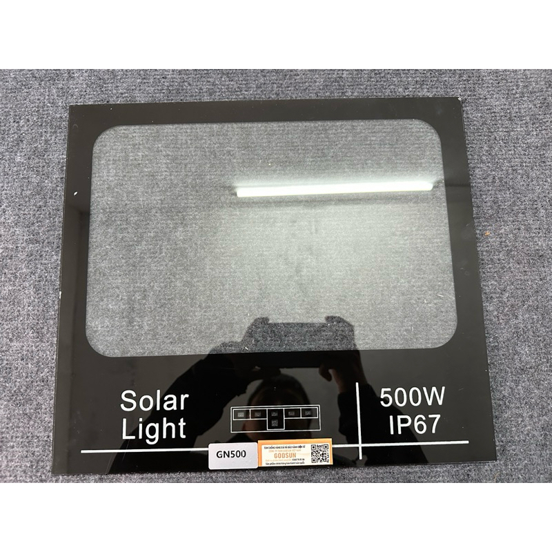 Kính cường lực đèn pha năng lượng mặt trời 100W đến 600W chính hãng, bền bỉ.