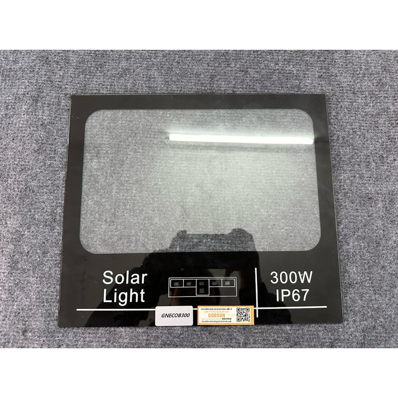 Kính cường lực đèn pha năng lượng mặt trời 100W đến 600W chính hãng, bền bỉ.