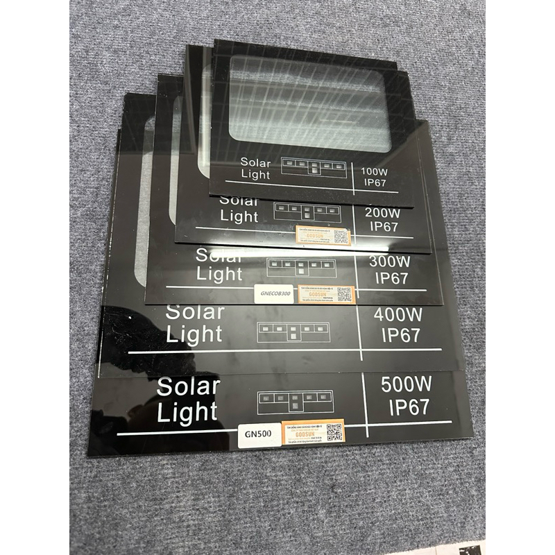 Kính cường lực đèn pha năng lượng mặt trời 100W đến 600W chính hãng, bền bỉ.