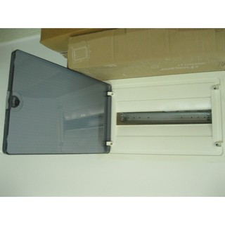 VF118TM – Tủ điện âm tường cánh nhựa trong 1 đường 18 module Hager