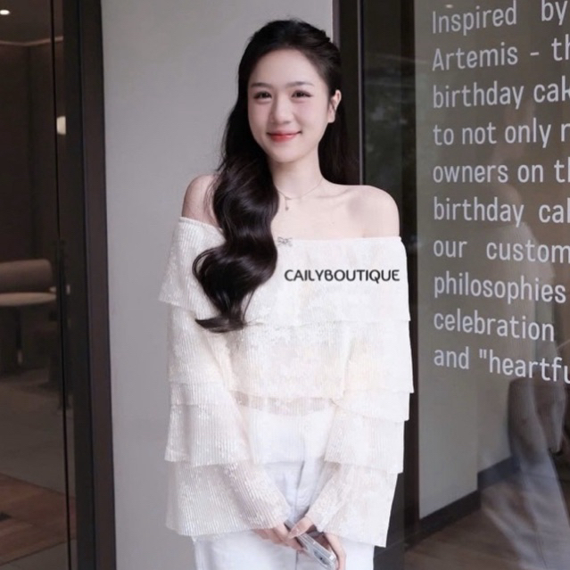 “Kiti Top” Áo ren hoa trễ vai tay dài loe thiết kế xoè bèo tầng ngực đính nơ điệu đà tiểu thư sang chảnh | MIU.STUDIO