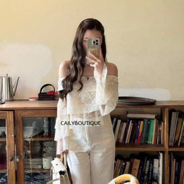 “Kiti Top” Áo ren hoa trễ vai tay dài loe thiết kế xoè bèo tầng ngực đính nơ điệu đà tiểu thư sang chảnh | MIU.STUDIO