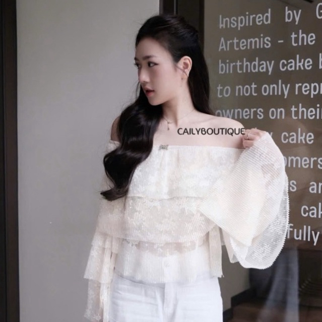 “Kiti Top” Áo ren hoa trễ vai tay dài loe thiết kế xoè bèo tầng ngực đính nơ điệu đà tiểu thư sang chảnh | MIU.STUDIO