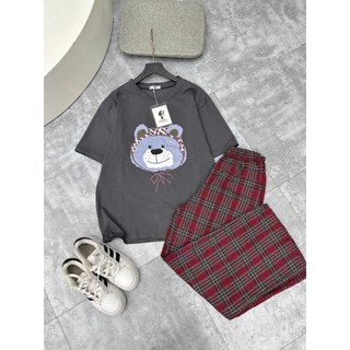 Set Bộ Áo In Hình Gấu Quàng Khăn Ngộ Nghĩnh Mix Quần Kẻ Đỏ Suông Dáng Rộng Freesize