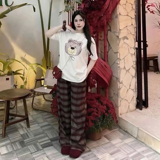 Set Bộ Áo In Hình Gấu Quàng Khăn Ngộ Nghĩnh Mix Quần Kẻ Đỏ Suông Dáng Rộng Freesize