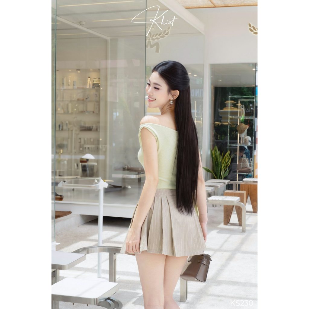 Set KHIẾT gồm áo thun lệch vai tone xanh cốm và chân váy xếp ly xòe năng động KS230