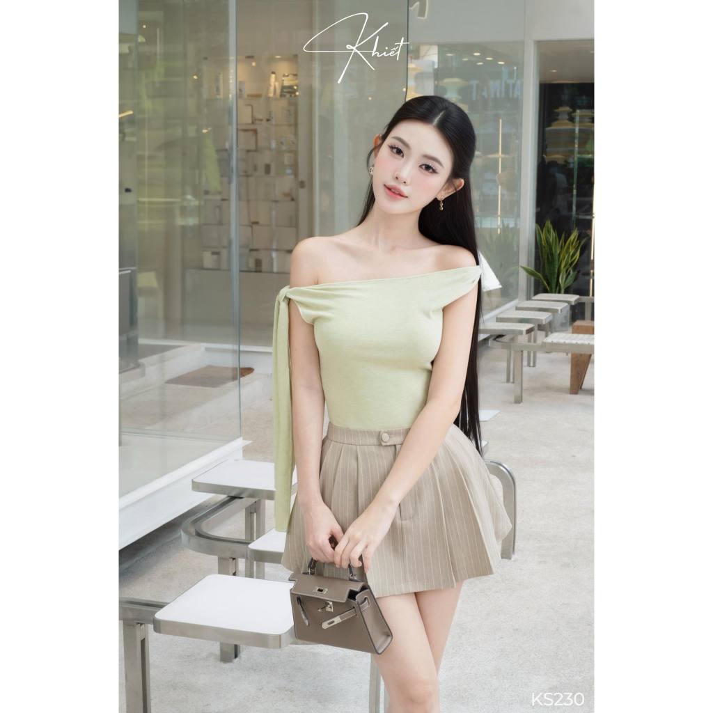Set KHIẾT gồm áo thun lệch vai tone xanh cốm và chân váy xếp ly xòe năng động KS230