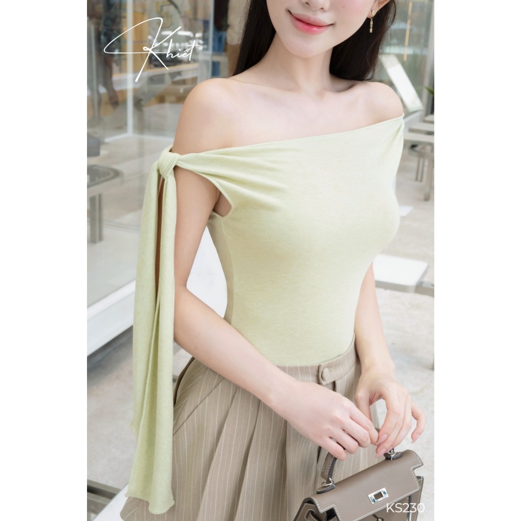 Set KHIẾT gồm áo thun lệch vai tone xanh cốm và chân váy xếp ly xòe năng động KS230