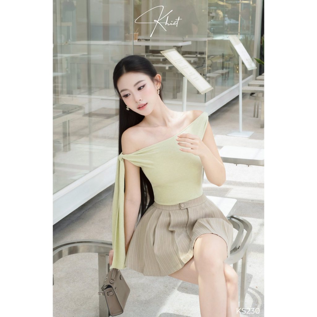 Set KHIẾT gồm áo thun lệch vai tone xanh cốm và chân váy xếp ly xòe năng động KS230