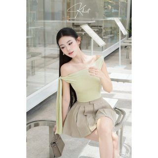 Set Khiết Style gồm áo thun lệch vai tone xanh cốm và chân váy xếp ly xòe năng động KS230